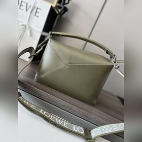 Сумка Loewe Puzzle Edge из атласной т