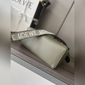 Сумка Loewe Puzzle Edge из атласной т
