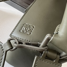 Сумка Loewe Puzzle Edge из атласной т