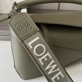 Сумка Loewe Puzzle Edge из атласной т