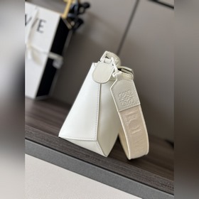 Сумка Loewe Puzzle Edge из атласной т