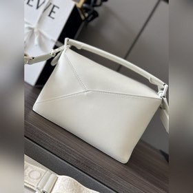 Сумка Loewe Puzzle Edge из атласной т
