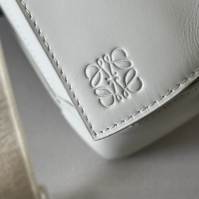 Сумка Loewe Puzzle Edge из атласной т