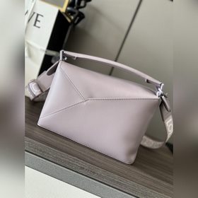 Сумка Loewe Puzzle Edge из атласной т
