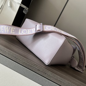 Сумка Loewe Puzzle Edge из атласной т