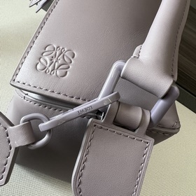 Сумка Loewe Puzzle Edge из атласной т