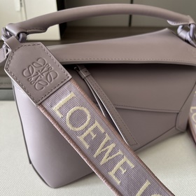 Сумка Loewe Puzzle Edge из атласной т