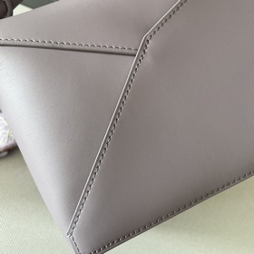 Сумка Loewe Puzzle Edge из атласной т