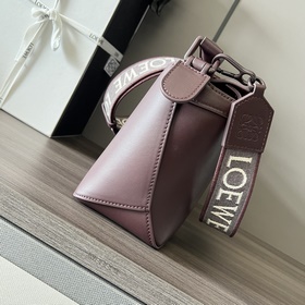 Loewe  Сумка Puzzle Edge из атласной 
