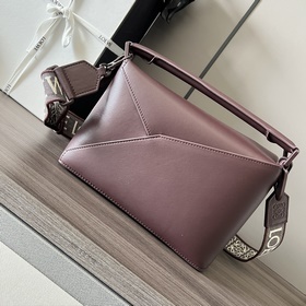 Loewe  Сумка Puzzle Edge из атласной 