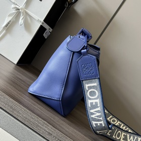Сумка Loewe Puzzle Edge из атласной т