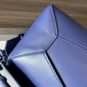 Сумка Loewe Puzzle Edge из атласной т