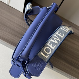 Сумка Loewe Puzzle Edge из атласной т