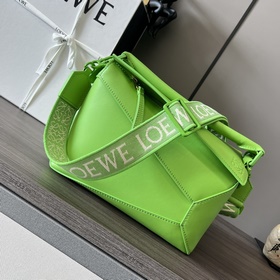 Сумка Loewe Puzzle Edge из атласной т