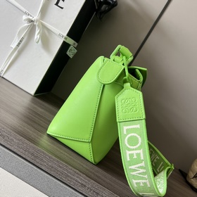 Сумка Loewe Puzzle Edge из атласной т