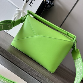 Сумка Loewe Puzzle Edge из атласной т