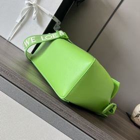 Сумка Loewe Puzzle Edge из атласной т