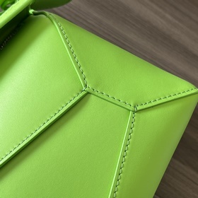 Сумка Loewe Puzzle Edge из атласной т