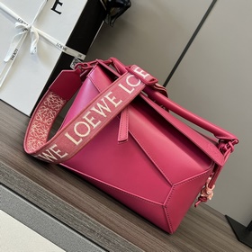 Сумка Loewe Puzzle Edge из атласной т
