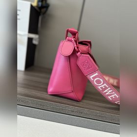 Сумка Loewe Puzzle Edge из атласной т
