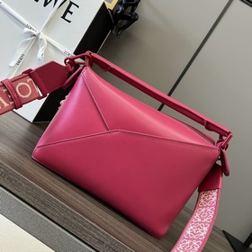 Сумка Loewe Puzzle Edge из атласной т