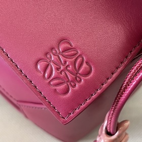Сумка Loewe Puzzle Edge из атласной т