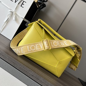Сумка Loewe Puzzle Edge из атласной т