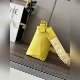 Сумка Loewe Puzzle Edge из атласной т