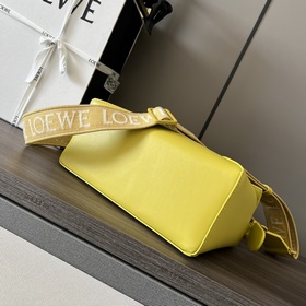 Сумка Loewe Puzzle Edge из атласной т