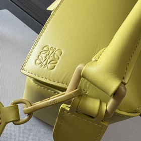 Сумка Loewe Puzzle Edge из атласной т