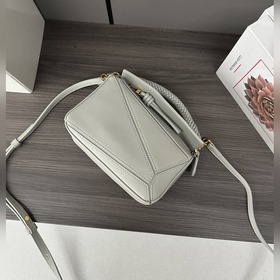 Мини-сумка Loewe Puzzle из гладкой тел