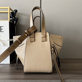 Loewe  Мягкая кожа с зернистой тексту