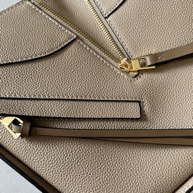 Loewe  Мягкая кожа с зернистой тексту