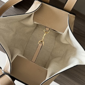Loewe  Мягкая кожа с зернистой тексту