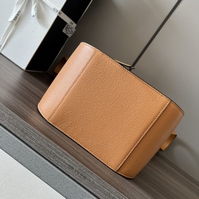 Loewe  Мягкая кожа с зернистой тексту