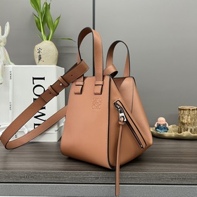 Сумка Loewe Hammock из классической те