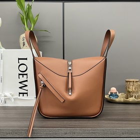 Сумка Loewe Hammock из классической те