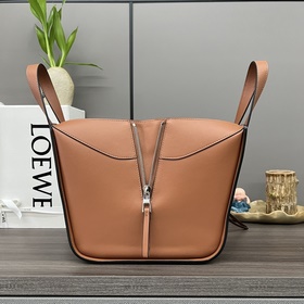 Сумка Loewe Hammock из классической те