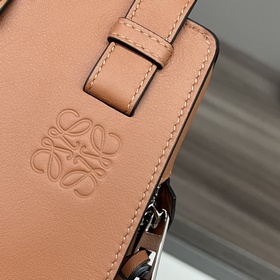Сумка Loewe Hammock из классической те