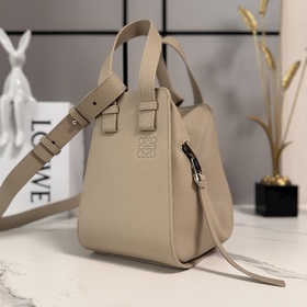 Loewe  Мягкая кожа с зернистой тексту