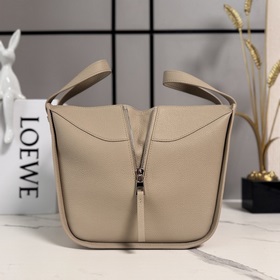 Loewe  Мягкая кожа с зернистой тексту