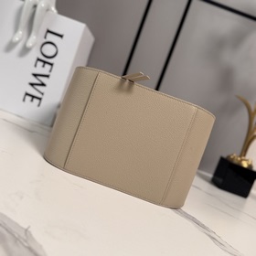 Loewe  Мягкая кожа с зернистой тексту