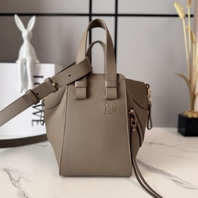 Loewe Мягкая зернистая телячья кожа. 