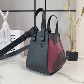 Новая модель сумки Loewe Hammock в све