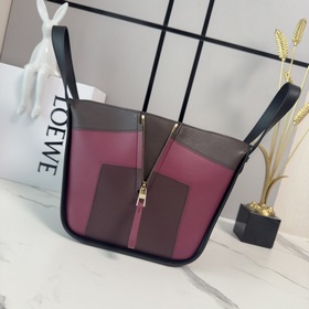 Новая модель сумки Loewe Hammock в све
