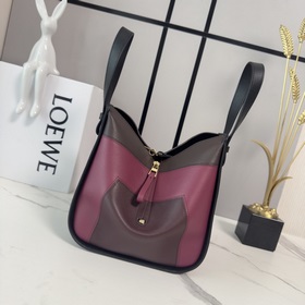 Новая модель сумки Loewe Hammock в све