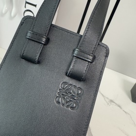 Новая модель сумки Loewe Hammock в све