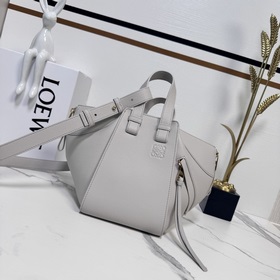 Loewe Мягкая зернистая телячья кожа.