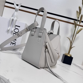 Loewe Мягкая зернистая телячья кожа. 