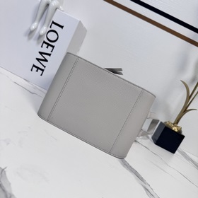Loewe Мягкая зернистая телячья кожа. 